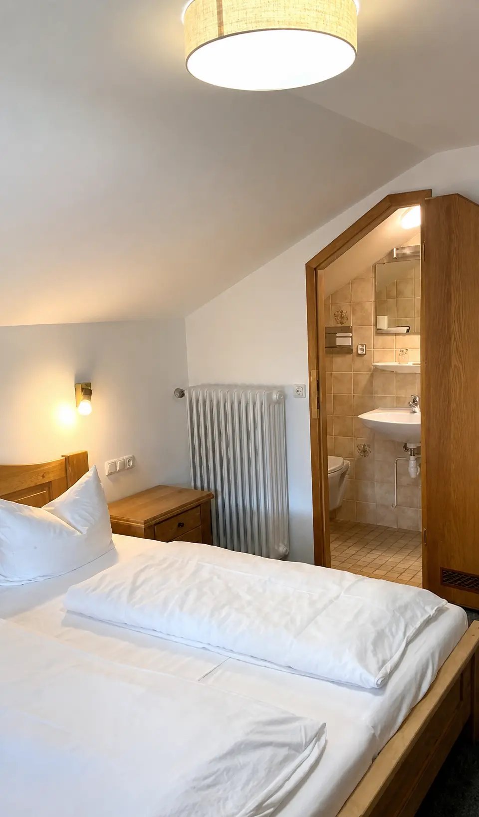 Basic triple room